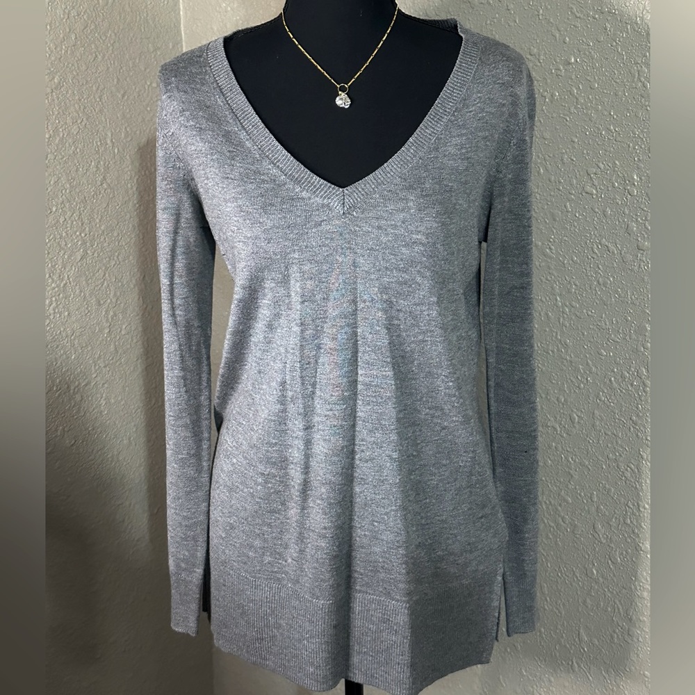 APT 9 Light Weight V-neck Sweater - in heather grey